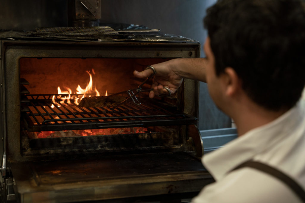 Cocinero preparando carne a la brasa Select 87 more words to run Humanizer.